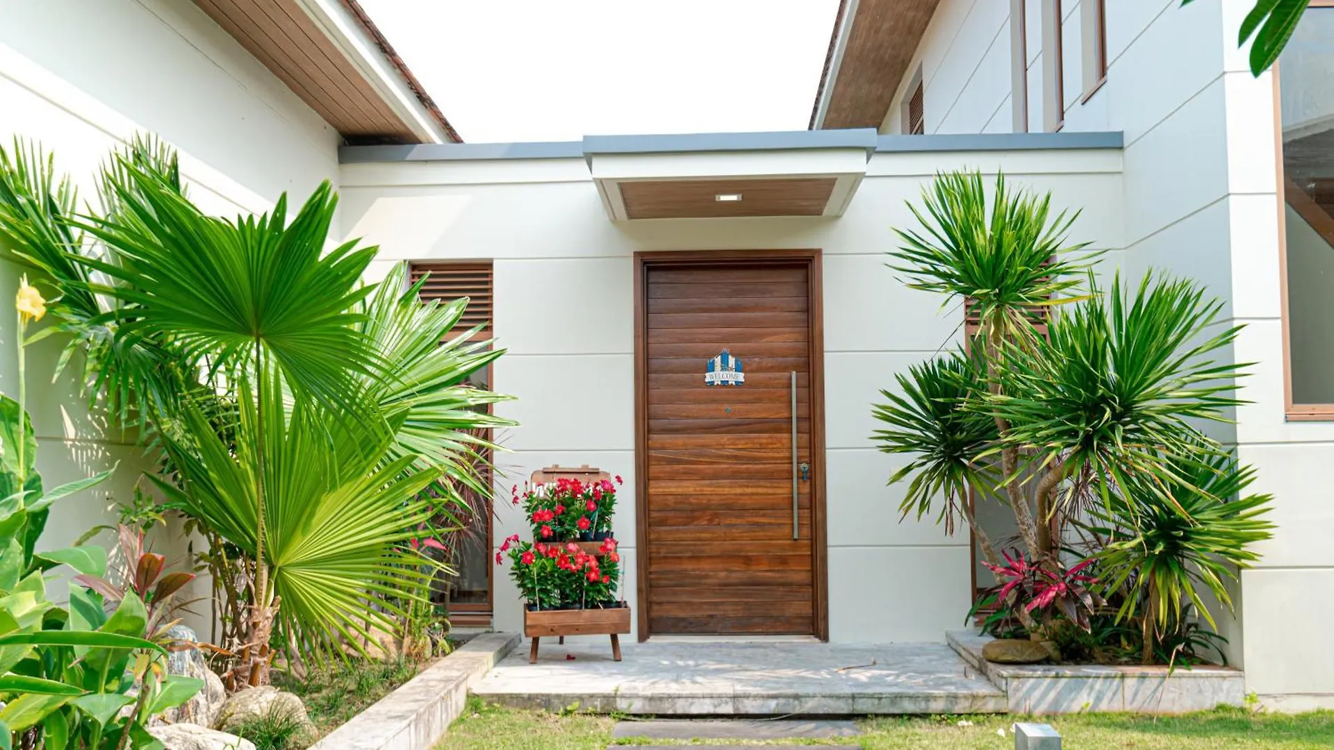 Unforgettable Family Vacation In A Super Spacious 1000M2 Villa With A Huge Private Pool Da Nang