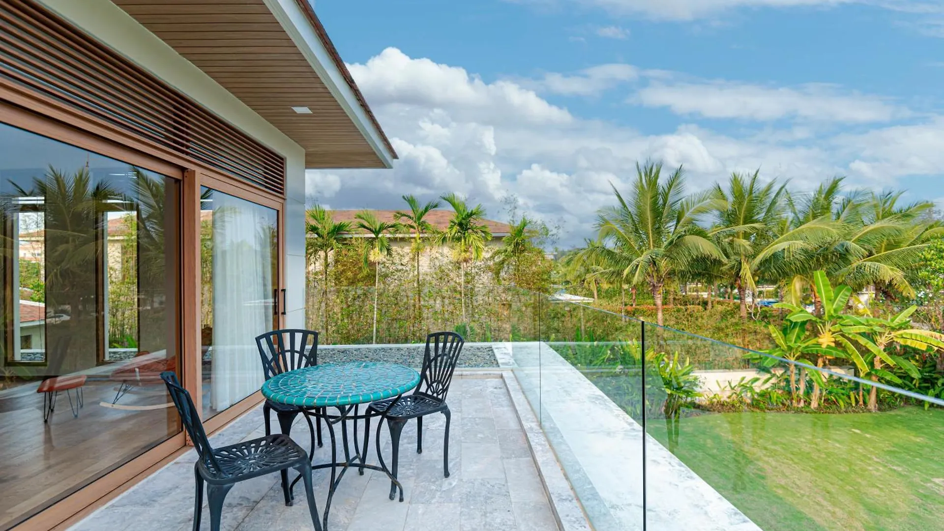 Unforgettable Family Vacation In A Super Spacious 1000M2 Villa With A Huge Private Pool Da Nang
