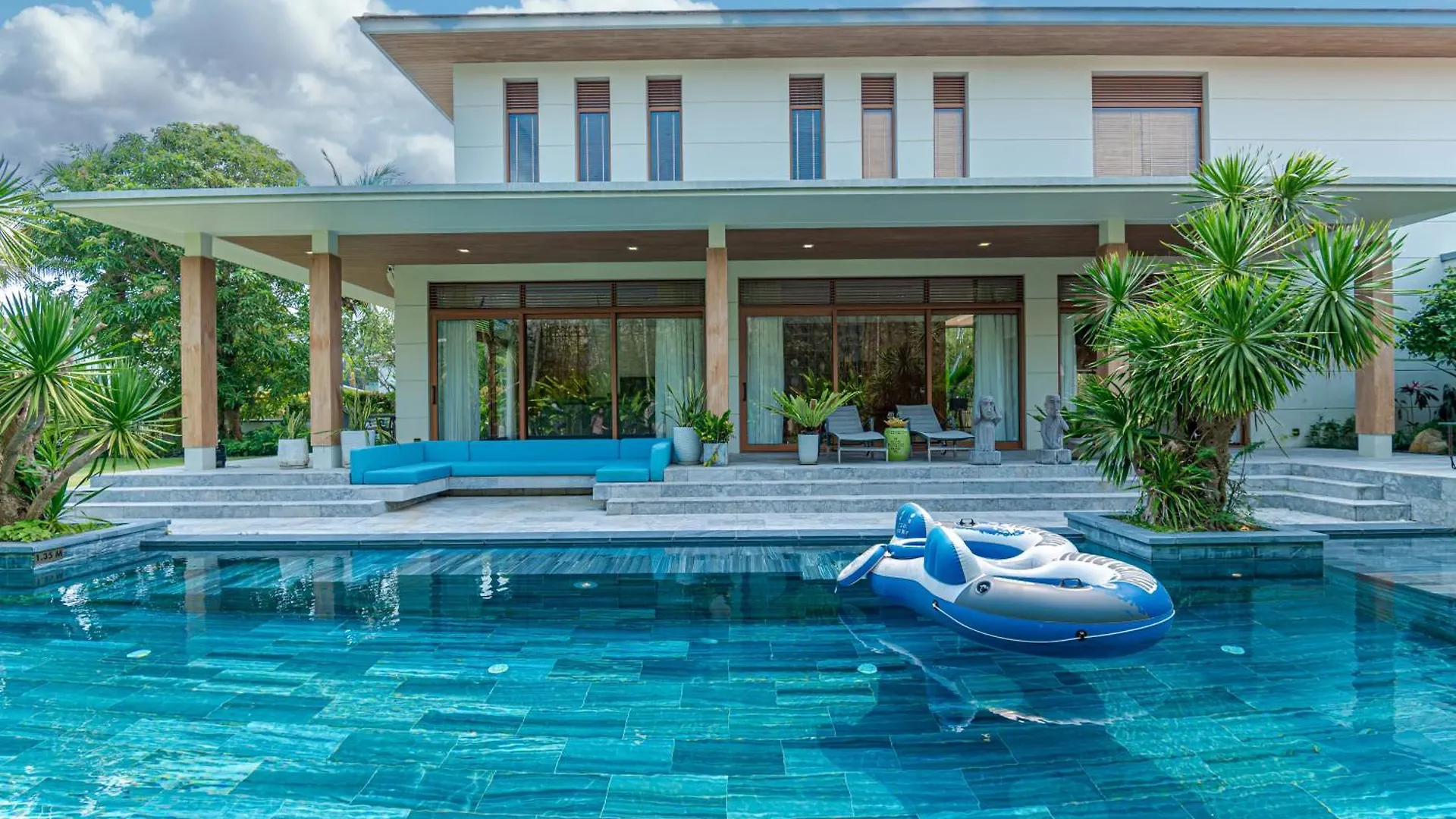 Unforgettable Family Vacation In A Super Spacious 1000M2 Villa With A Huge Private Pool Da Nang Vietnam