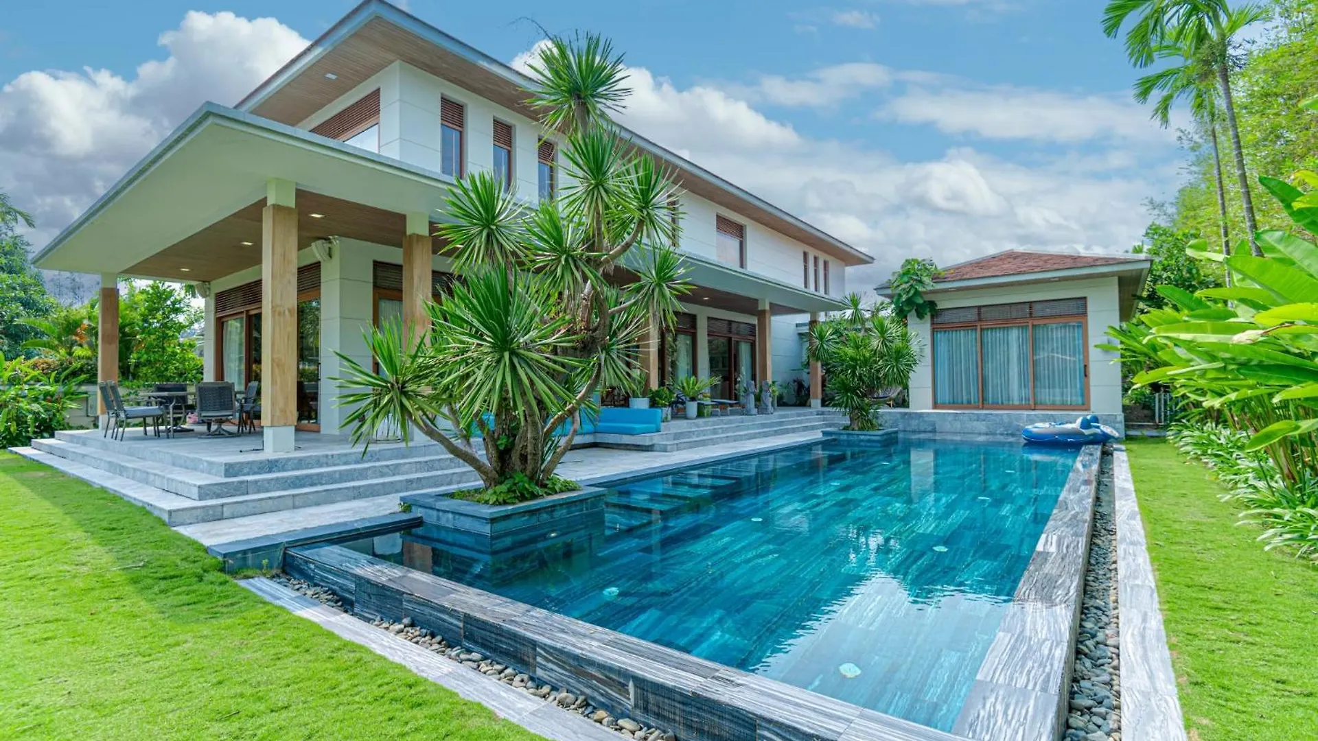 Unforgettable Family Vacation In A Super Spacious 1000M2 Villa With A Huge Private Pool Da Nang